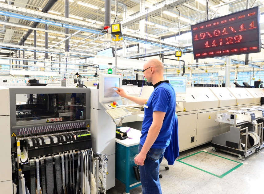 Maschinen Und Arbeiter In Einer Fabrik Für Mikroelektronik